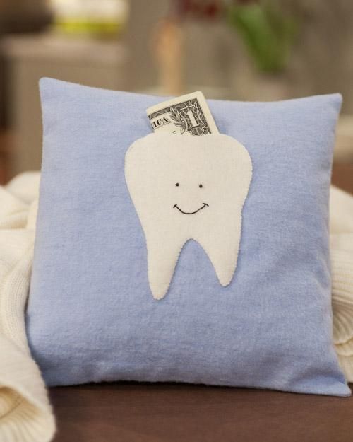 Tuck teeth awaiting pickup by the tooth fairy into this simple-to-sew pillow.-zc2Nz-图片