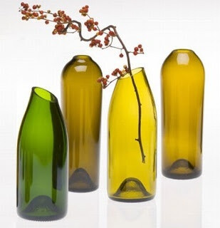 DIY Wine and Beer Bottle Vases... maybe do this with the wine bottles? and then paint them? @kelly frazier Cochran-jcxNW-图片