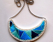 Geometric crescent pendant embroidered necklace in turquoise mint and blues Winter fashion-jNhNT-图片