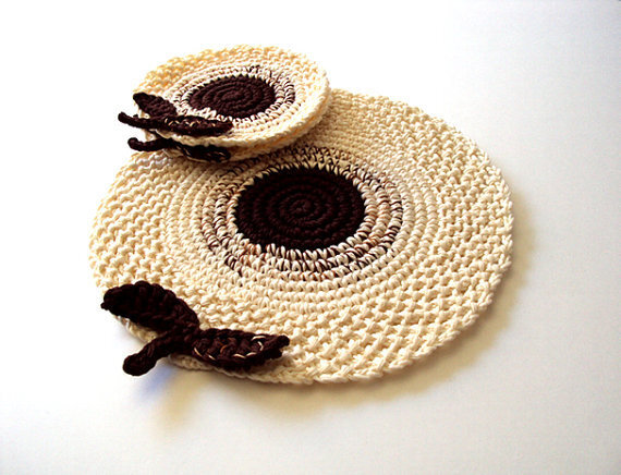 Cream Brown Flowers Crochet Placemat . Leaves Beverage Nature Drink Decor Crochet Spring Garden Collection-jFlMW-图片