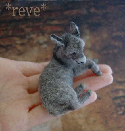 来自 Reve Miniatures 的惊人微型动物雕塑，使用软陶和毛毡手工制作。真正意义上的栩栩如生，几乎让人怀疑是PS的照片。-DVkMm-图片