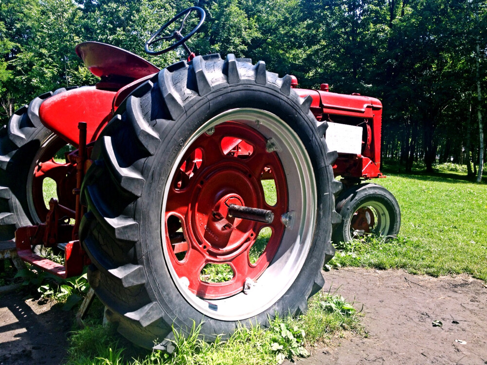 这货貌似是美国和意大利合作生产的拖拉机...