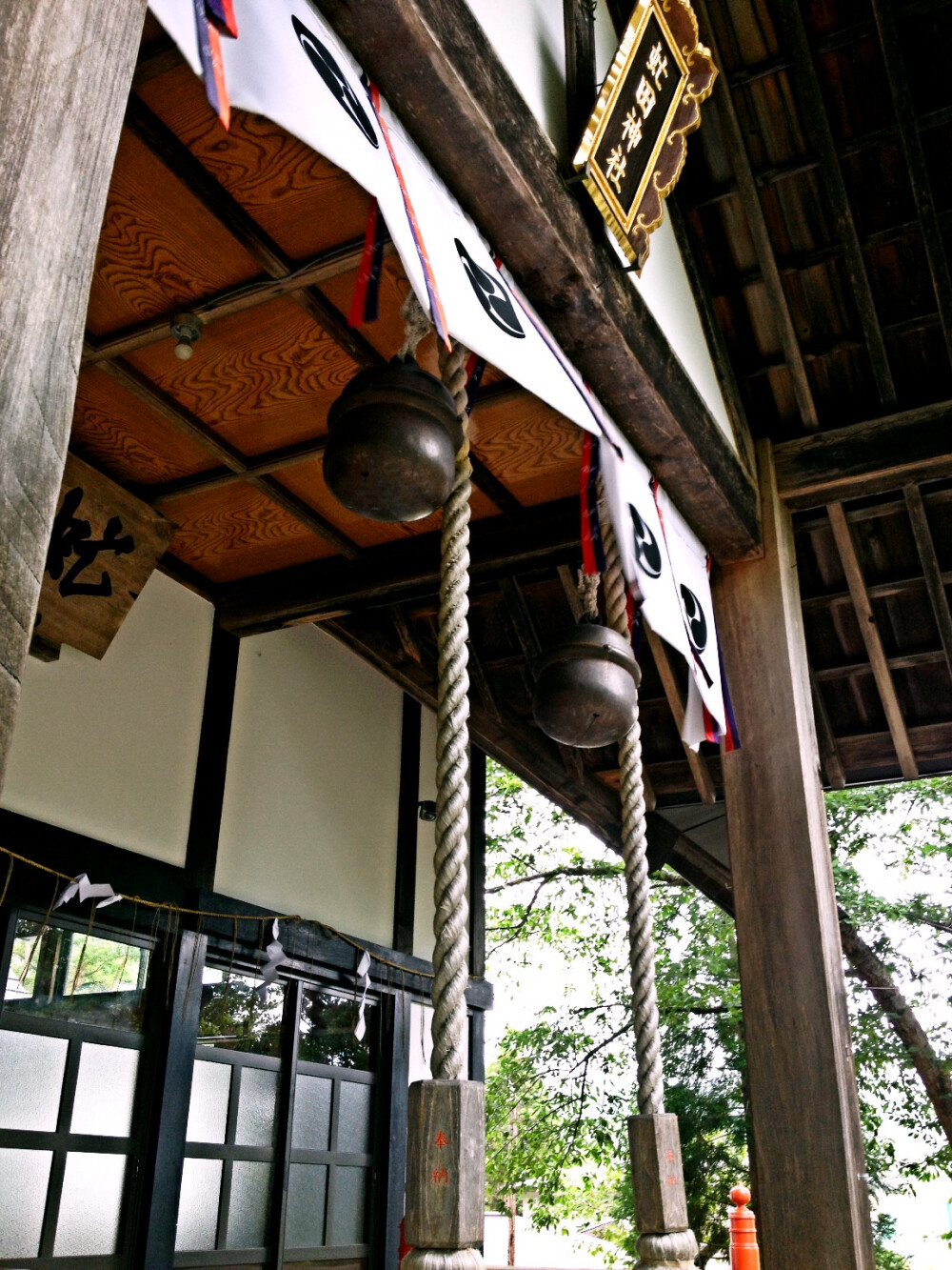 神社里一个工作人员都没有，自然也完全没有来参拜的人。但是此刻我却觉得自己比之前在任何著名的神宫都要更虔诚，更接近神性。添了香油钱，摇铃后双手合十。其实我每次来神社都不知道许什么愿，但是即使只是和神明说说自己的苦恼都会觉得轻松很多。