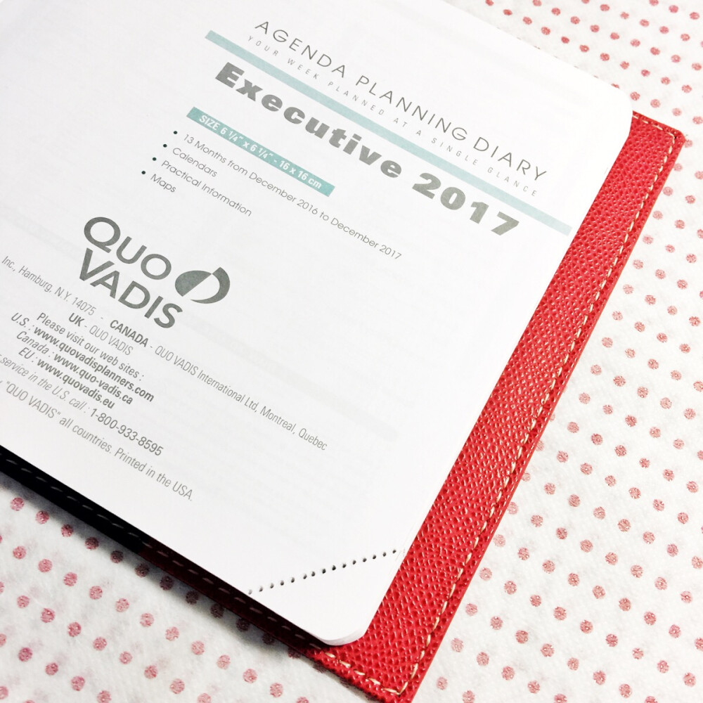 新的2017手帐—QuoVadis跨万时！本子超美.本皮的颜色是巴贝拉红，实际颜色是那种较深的很气质的红色，镜头下偏色太严重了_(:з」∠)_本皮纹路也很赞。内页是时间轴模式，从早8点到晚9点，正正好的时间安排。每写完一页就可以将页角撕掉，这样可以随时翻到今天的一页。昨晚试写了一天的手帐，纸质很棒，钢笔水彩笔都hold住。特别喜欢右边的设计，分栏刚好划分开工作、约会、理财、学习等事项记录。上方可以看到当前月份及前后月的完整日历，方便规划。最后的封底处还有一本单独的通讯录，按首字母不同划分。