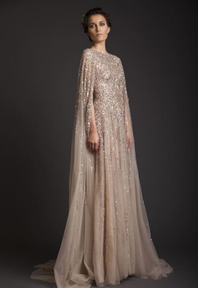 “女王的日常”Krikor Jabotian 2014 SS｜师从Elie Saab的黎巴嫩年轻设计师Krikor Jabotian，设计的这一系列充满了高傲又奢华的宫廷女王气势，美die