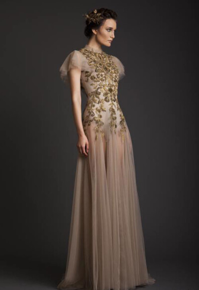 “女王的日常”Krikor Jabotian 2014 SS｜师从Elie Saab的黎巴嫩年轻设计师Krikor Jabotian，设计的这一系列充满了高傲又奢华的宫廷女王气势，美die