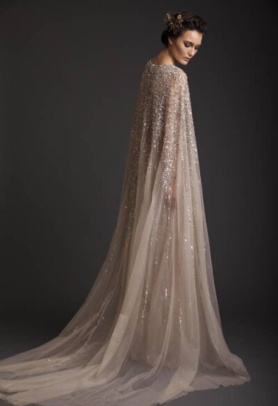 “女王的日常”Krikor Jabotian 2014 SS｜师从Elie Saab的黎巴嫩年轻设计师Krikor Jabotian，设计的这一系列充满了高傲又奢华的宫廷女王气势，美die