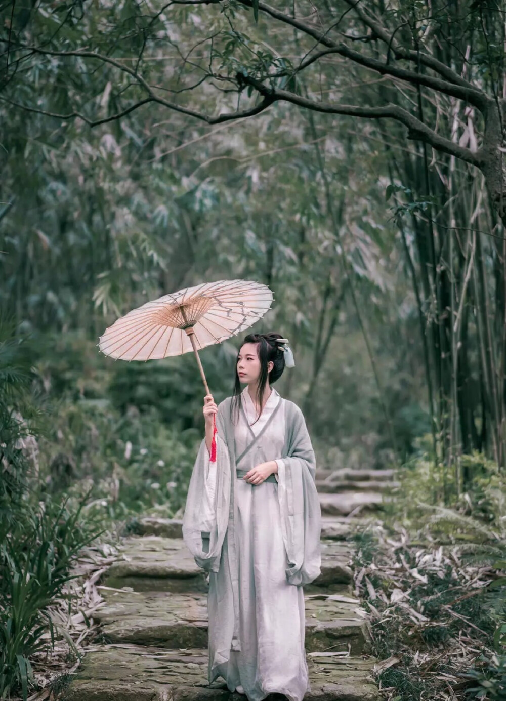 三分芳髻拢青丝.花下岁仙姿.殢雨情怀.沾风踪迹.相见恨欢迟。