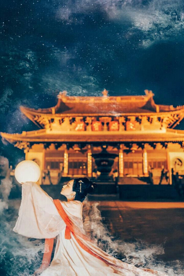 [cp]#九州神仙誌#
『廣寒.嫦娥卷』
——“雲母屏風燭影深，
長河漸落曉星沉。
嫦娥應悔偷靈藥，
碧海青天夜夜心”
摄影后期：@夏弃疾_
出镜：@两只刘
师傅：@疯子Charles
头饰：@张囍多
汉服：@云舒院汉服-西河
转发并点赞统一送本组预设。
抄送@汉服荟 @汉服写真集 @POCO官方摄影社区 @日系馆 @photographer008 @喔图 @古风圈网站 @古风联盟网 #摄影# @微相册 #微相册投稿##微相册作品推荐#[/cp]