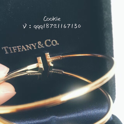 分享一款Tiffany&Co的手镯～❤️
细的很细致～
优雅显气质
还有宽版的会更霸气些
刻字让它成为世界上专属你的独一无二