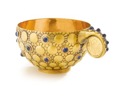 蓝宝石镶金杯在2012年苏富比拍卖行以34375美金成交。