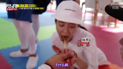 running man 国儿给智孝喂吃的