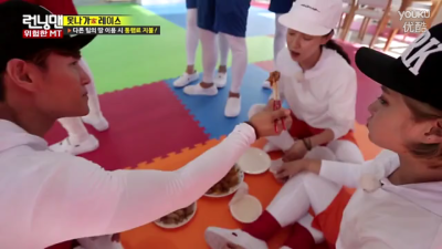 running man 国儿给智孝喂吃的