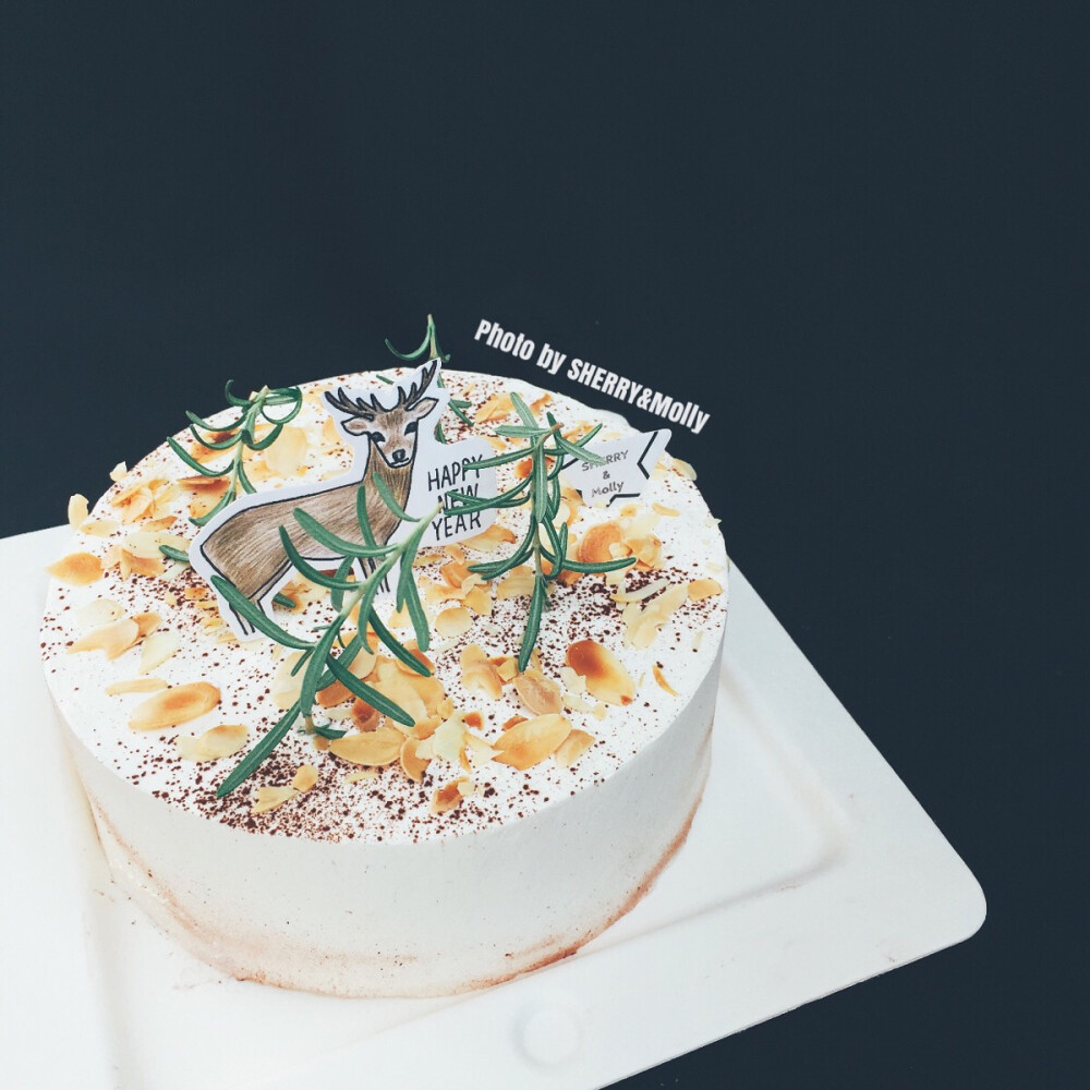 #S&M下午茶#--『奶油舒芙蕾芝士cake』还是那个客人订的cake～订两个cake呢 可以满足自己想要各种风格的需求
主题“森系の鹿” ～
用迷迭香做成森林 可可粉和烤杏仁片做成森林地面和落叶的感觉～
可以吃到芝士cake和坚果的融合哟～