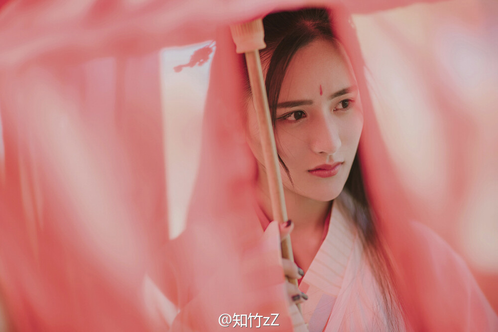 恨红尘多少匆匆，
痴情人难断旧梦。
出镜：@机智的宝宝薰
摄影/后期：@知竹zZ 