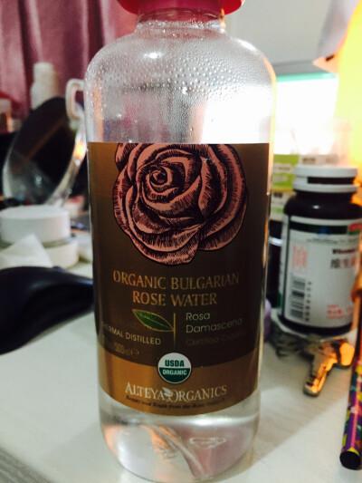 ALTEYA ORGANICS的保加利亚玫瑰花水，一到冬天皮肤就不可避免的干燥，最近一直在湿敷花水，收毛孔，细致皮肤，补水效果真的很不错，用掉第二瓶了，效果一直很好。这家的花水是没有其他添加的，内容比较单纯，敏感肌…
