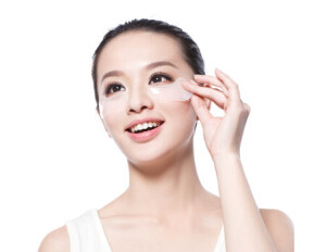 　　近日，谢霆锋晒出一张帅照，并配文：“she sounds great on her own！”疑似力挺王菲。照片中，谢霆锋戴着墨镜，手持雪茄，趴在桌子上帅气十足。http://www.wenbing.cn/gb/bg/

　　此前，王菲“幻夜一场”演唱会在争议中落幕，除了天价的门票，甚至还有人质疑王菲假唱。现场唱功却备受质疑，不少人表示演唱会简直堪称车祸，水平下滑非常厉害。

　　那英力挺王菲演唱会引发与网友骂战 关闭微博

　　王菲“幻夜一场”演唱会在争议中落幕，除了天价的门票，甚至还有人质疑王菲假唱。长达2个小时的演唱会，王菲自己独自撑了两个小时。

　　天后虽然有极高的人气。但现场唱功却备受质疑，不少人表示演唱会简直堪称车祸，水平下滑非常