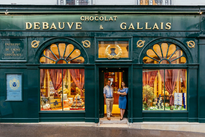 巧克力店｜Debauve Et Gallais
甜蜜的圣殿
“I recommendd you eat Debauve & Gallais chocolate regularly, as a means to never lose sight of the true sense of life.”作家普鲁斯特吃完这家店的巧克力后，曾经写下这句话。这家巧克力店的历史可以追溯到1800年，Bernard Poussin是家族的第九代传人。巧克力店位于圣日耳曼大道上，距离著名的花神咖啡馆仅有几步之遥。店铺由拿破仑的御用建筑师设计，也因此成为了法国唯一的关于巧克力的历史遗迹。拿破仑、阿纳托尔－法郎