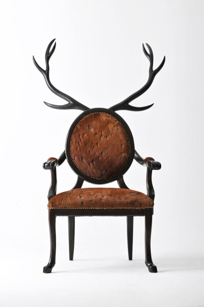 Hybrid Chairs，Designed by Merve Kahraman
这把椅子让我想到《Alice in Wonderland》里面的兔子先生，设计师肯定是个童心满满的人，坐在这样的椅子上读一本格林童话，多有意境！