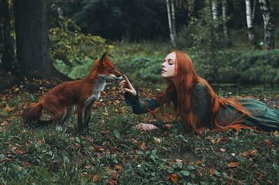 「有一种童话叫：红发女孩与小狐狸。这组乌兹别克斯坦摄影师Alexandra Bochkareva的秋冬季拍摄作品中，有两位红发模特Polina、Olga和一只红狐狸Alice。Alexandra说，自己喜欢与有小雀斑的红发模特合作，而大自然绿色…