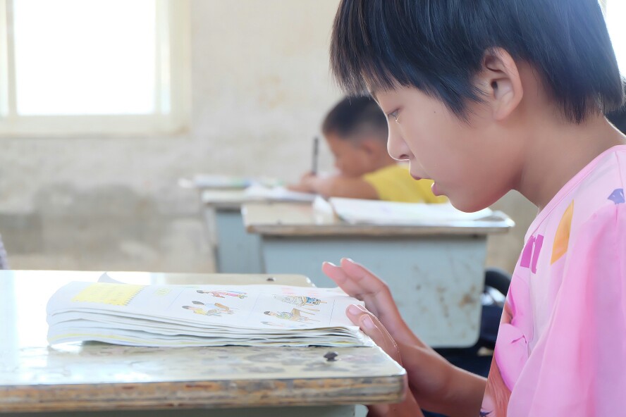 看她认真学习的样子，差点忘记刚上学那会儿撒泼打滚死活不肯写作业的样子。长大啦`(*∩_∩*)′