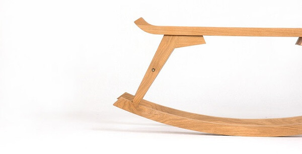 天趣双翘首摇凳 Rocking Horse Bench设计者：姚晔俊、文博材质：红橡木表面处理：木蜡油。传统长凳结合木马的“再设计”。可单人玩坐，也可两人一起，倍添乐趣。结构厚重，结实耐用。可拆卸结构，便于运输及减少环境负担。