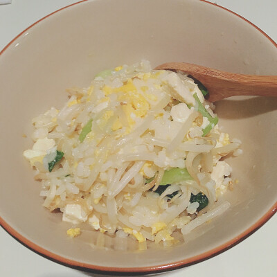 豆芽蛋炒饭