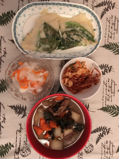 自制苹果醋白萝卜，居家泡菜，蔬菜饼，海带蔬菜炖牛排骨，外加小零食-辣辣的小鳗鱼干～