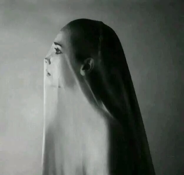 匈牙利女摄影师Noell S. Oszvald
这位90后摄影师，摄影资历一两年。
Oszvald只拍摄黑白照片，因为她觉得色彩是一种干扰信息。
她分享的第一张照片名叫《Prejudice》。
她的作品属于概念摄影，意味着它们的主题是表达创作者的一种想法。
但Oszvald认为对观众来说，如何理解应该是一件很个人的事。“我不希望告诉人们如何去看我的照片。这就是为什么我从来不写图注。这些照片展现的是我想表达的东西。但每个人都可以从中得到自己的理解。对同一张照片，能看到很多不同的想法也是很有意思的。”