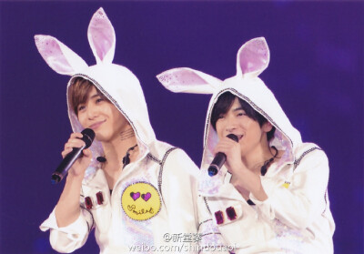 Hey! Say! JUMP LIVE 2016-2017 DEAR
久违的兔子装啊！！32你怎么辣么可爱！！！o(*////▽////*)q
这两张跟知念同框，炸裂！好可爱。两只都好可爱！！