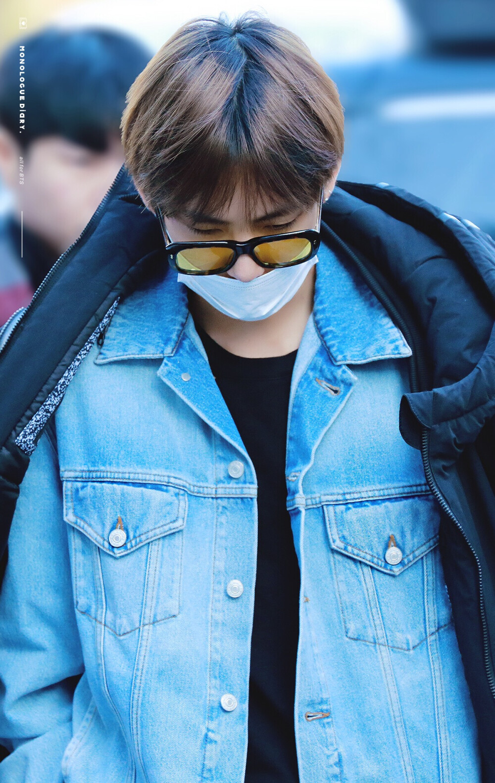 #防弹少年团##金泰亨# 这身行头 这幅茶色眼镜我爱死了❤