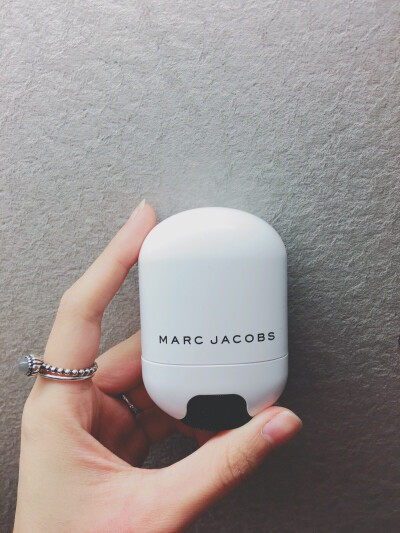 ❣️Marc Jacobs高光棒❣️把高光做成膏状的的确挺有意思，就是感觉自己的脸在发光！特别亮！这种妆感在冬天还蛮不错的，也不容易出油，注意扫苹果肌上更有立体感哦