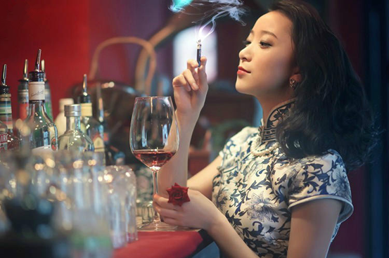  相遇如花、如盛滿的酒，
相知如月、如一絲溫暖的愁，
花開的美丑被靜靜收藏了一些芬芳，
卻從未在人的心凋謝。
月的圓缺被藍天包裹著一襲思緒，
卻從未改變她對大地的眷戀。
