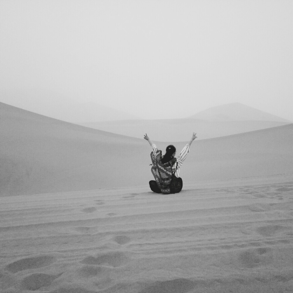 黑白鸣沙山