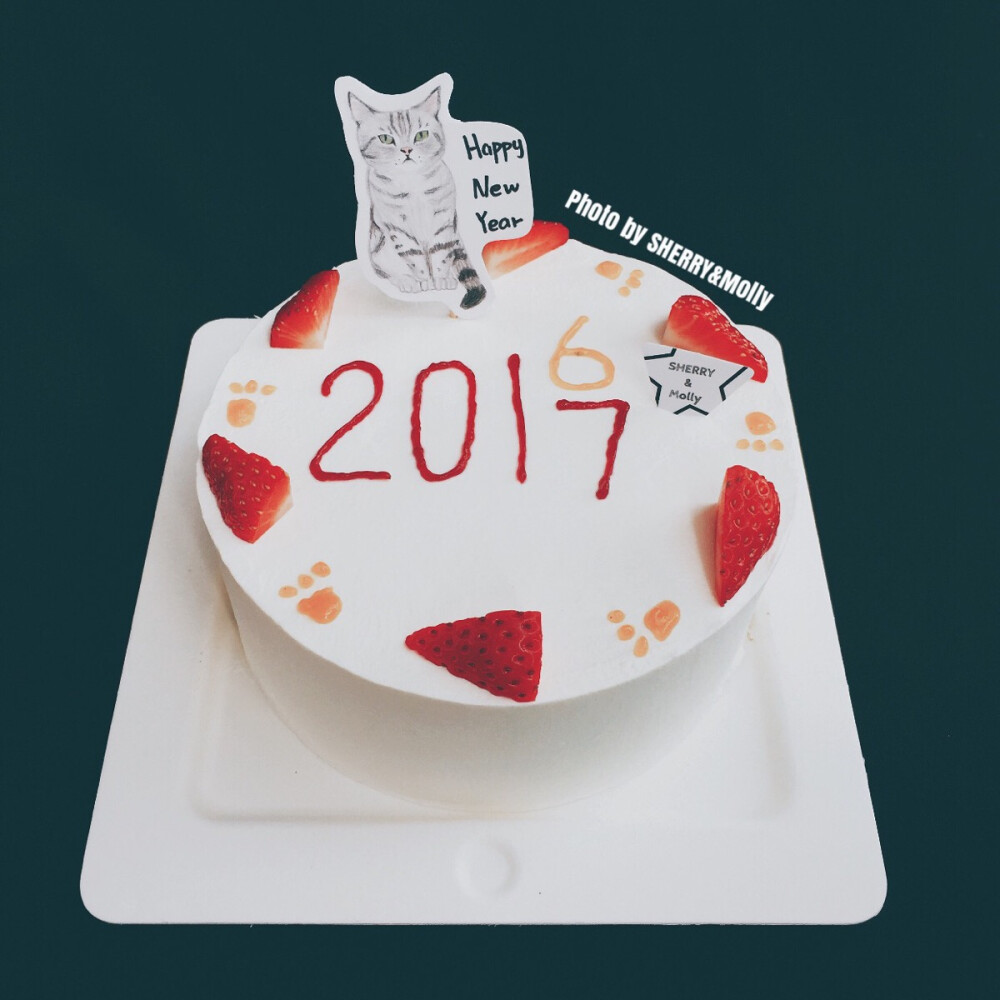 #S&M下午茶#--『抹茶cake』又是从外地来杭州玩儿的客人 特地订来和男友跨年的cake～感动和感谢外地客人的厚爱！
主题“爱你.一起跨年”～
用树莓酱写出2017字样 用百香果酱写了6 代表着即将结束的2016～周围草莓装饰 用百香果酱画了猫猫脚印喔！让可爱的猫猫和你们一起跨年～简约派喔！