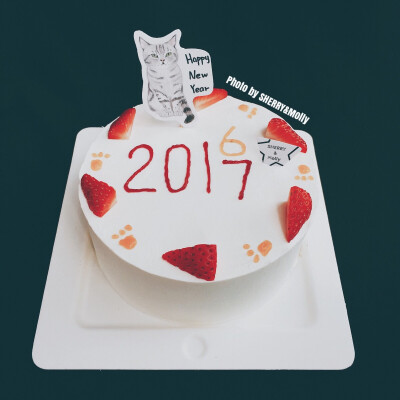 #S&M下午茶#--『抹茶cake』又是从外地来杭州玩儿的客人 特地订来和男友跨年的cake～感动和感谢外地客人的厚爱！
主题“爱你.一起跨年”～
用树莓酱写出2017字样 用百香果酱写了6 代表着即将结束的2016～周围草莓装饰…