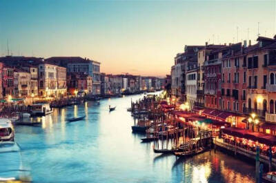 由于全球变暖水面上升威尼斯正以每年两毫米的速度下沉，这样下去到下个世纪威尼斯就不在是一座“水上都市”而是“水下都市”了。