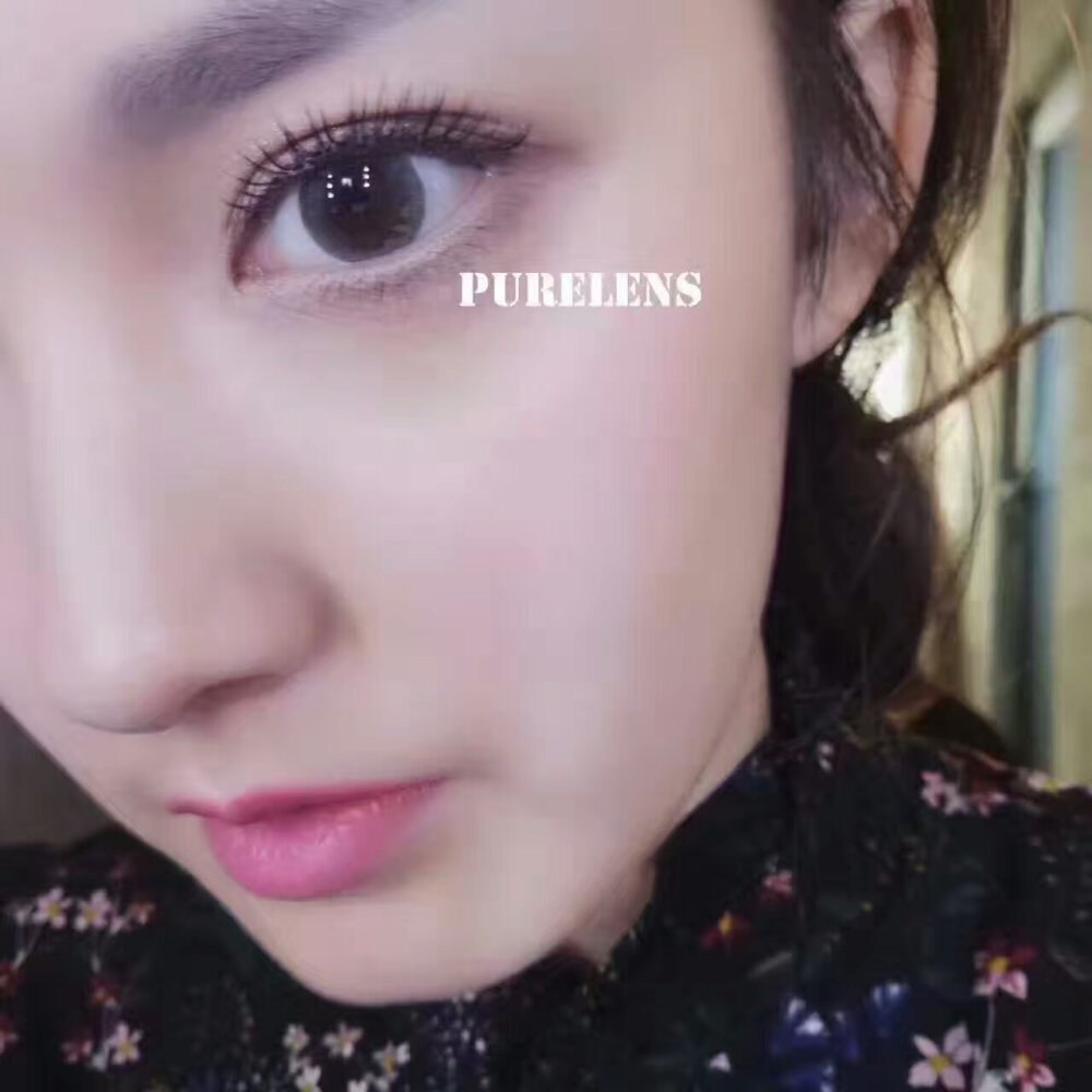 Purelens珍珠 灰色萌妹子必备款式！偏小直径带有微微的扩瞳效果，让眼睛看起来更温柔明亮。镜片采用的非离子材质大大增强了日常佩戴的舒适度！
非常适合长期佩戴美瞳或初次尝试美瞳的人群！镜片直径：14.2mm，
着色直径：13.7mm，0-1000度