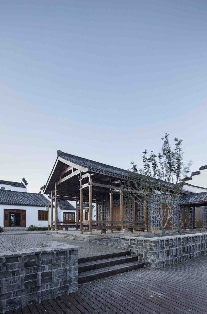 南京桦墅村口乡村铺子,从河边平台看向建筑. Image © Hou Bowen, Zhou Ling