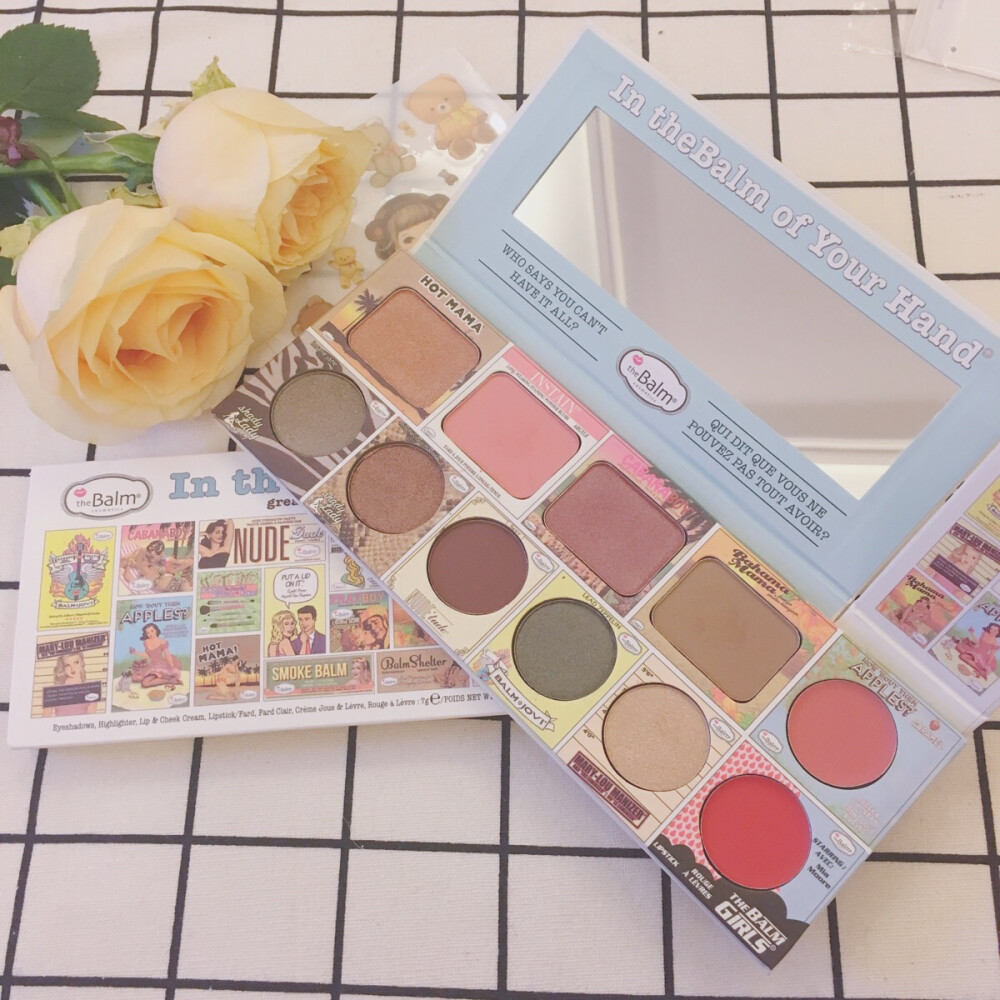 美国thebalm In theBalm of Your Hand 15年节日限量彩妆盘ฅ( ̳• ·̫ • ̳ฅ)♡
应为可爱的外形一时冲动买的 还好价格也不算贵 一盒上有眼影高光腮红唇彩修容 很强大的彩妆盘 买了没怎么用过 但是不后悔应为外形真是太可爱了♡