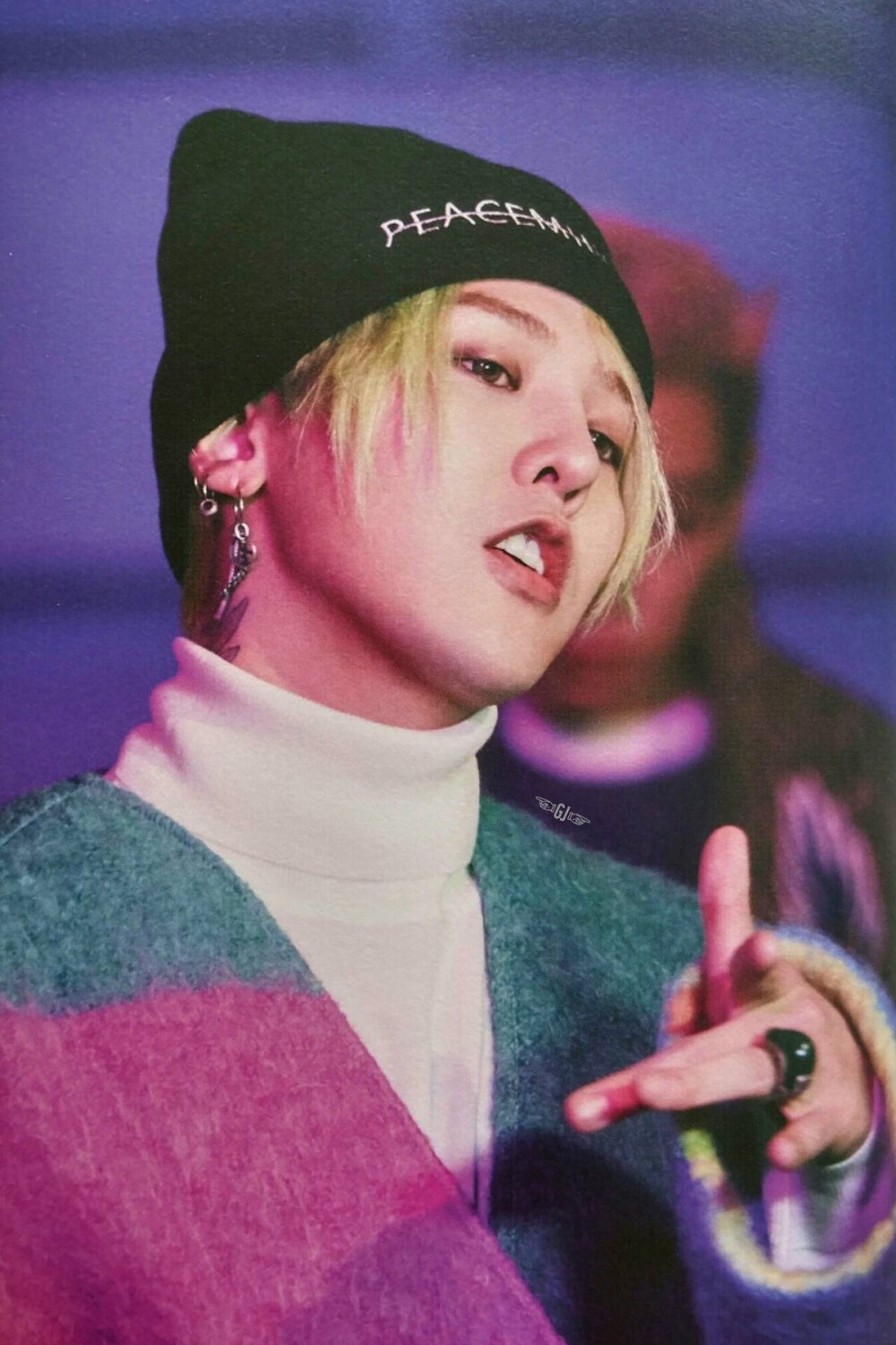 就这样看着你似乎也是件很美好的事权大宝贝权志龙灯光下的你太美好