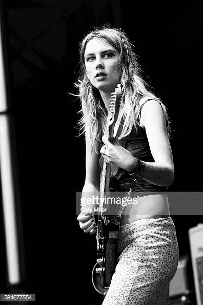 英伦#独立摇滚#Ellie Rowsell#女主唱#wolf alice 来自英国独立摇滚乐队，Ellie Rowsell作为此乐队主唱
生于: 1992 年 7 月，英国伦敦拱门
乐队: 沃夫·艾利斯