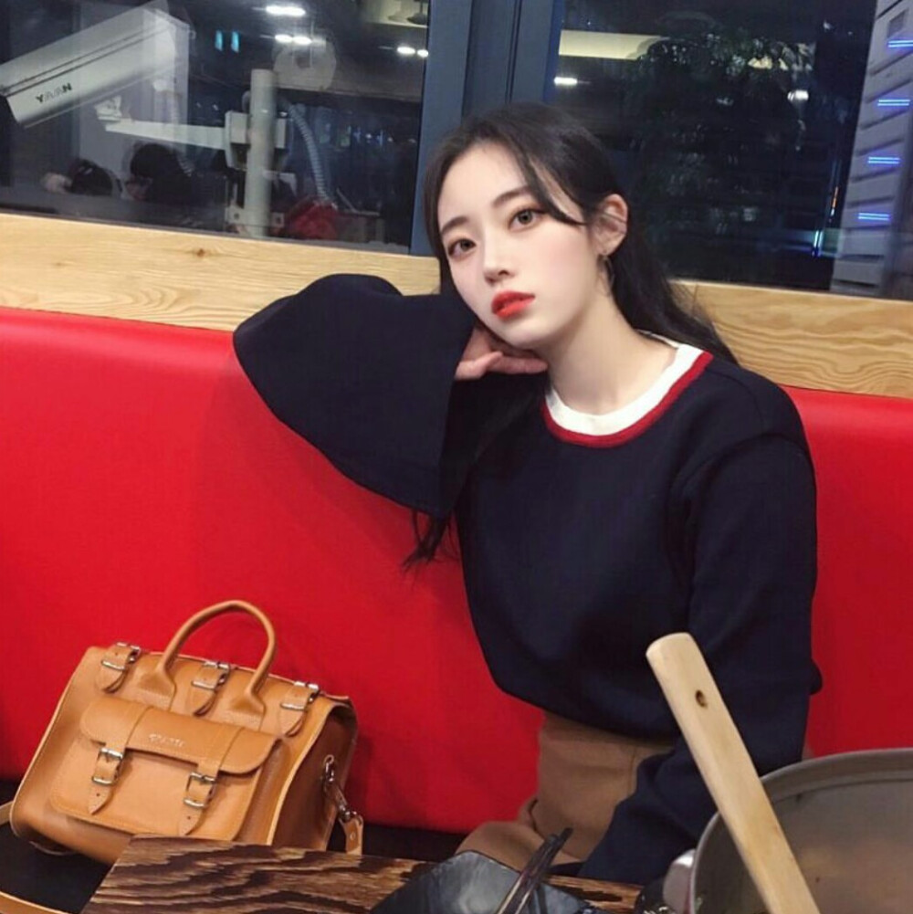 @朴沁馨~网络红人。女头。韩风。长发。自拍。红唇。毛衣美瞳来源于ins.自截ins