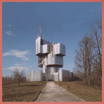 Unknown Mortal Orchestra 的同名专辑，封面是南斯拉夫的遗迹，粗狂的lo-fi