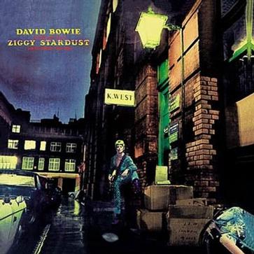 《The Rise and Fall of Ziggy Stardust and the Spiders From Mars》这个封面的作者就是把他眼睛打伤的那位。Ziggy早就不在了，大宝也永远留在了2016。