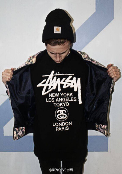 #REVOLVE新品# 作为街头潮流圈的元祖级代表之一，STUSSY 越来越注重品牌文化和精神层次的设计，大走简约风格，打造了一系列实穿单品。新系列涵盖了夹克、帽衫、T-shirt、卫衣等单品，以变幻的涂鸦 LOGO 凸显出品牌的…