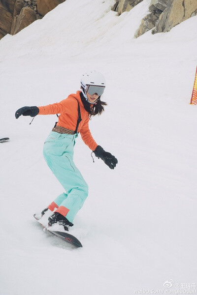 滑雪的季节，是时候掌握这项技能了 @王珞丹 的微博