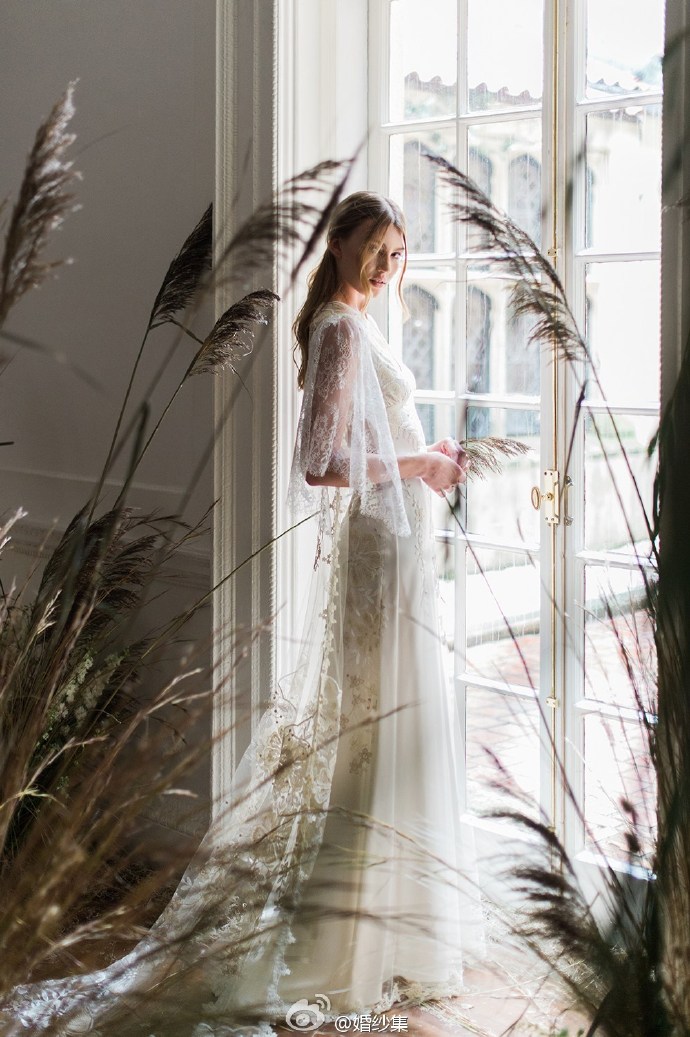 CLAIRE PETTIBONE 2017 婚纱系列，以四季为灵感，设计出了春、夏、秋、冬的四季时髦婚纱