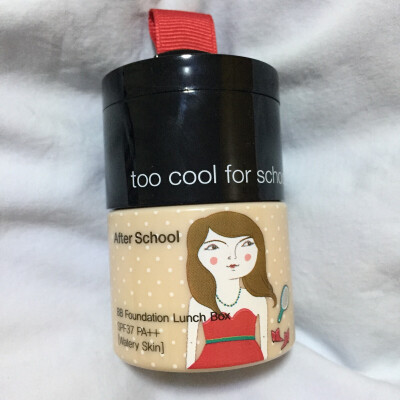 Too cool for school粉底液（俗称：午餐盒）／￥238／购于上海龙之梦专柜／好用，遮瑕不错！会回购