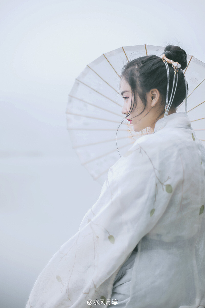 “天青色等烟雨，而我在等你。”
出镜：@kik酱-
摄影：@水风月淳
